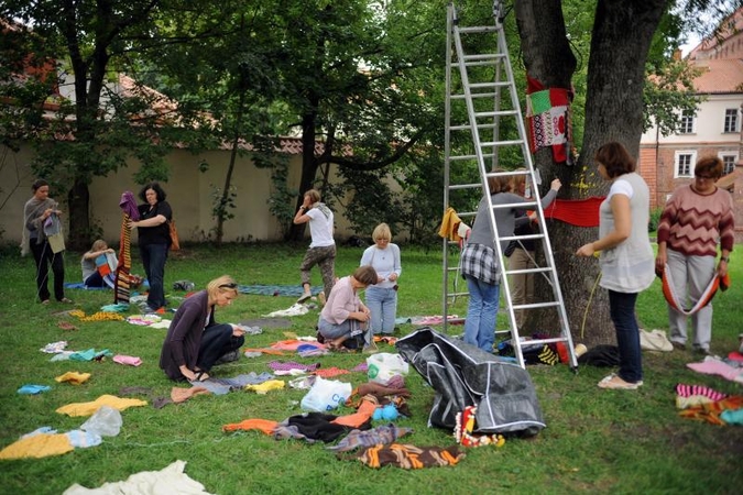 Priešais šv.Onos bažnyčią - neįprasta medžių puošimo akcija