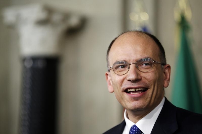 Italijos premjeras karpys dvigubas politikų algas