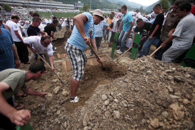 Srebrenicos aukų artimieji perlaidoja žudynių aukas