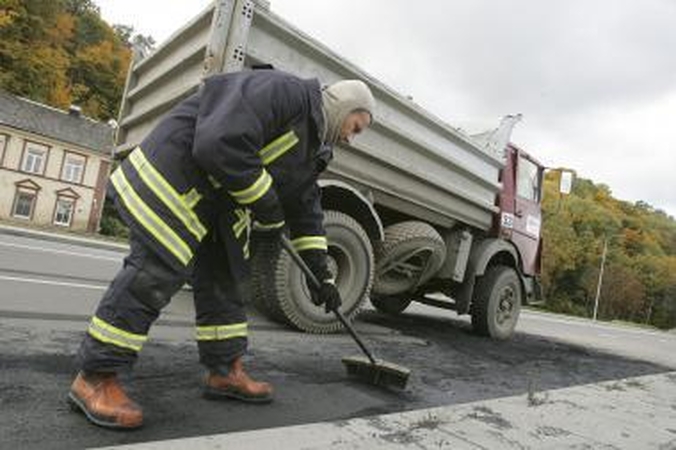 Veiverių plente išsiliejo tepalai 