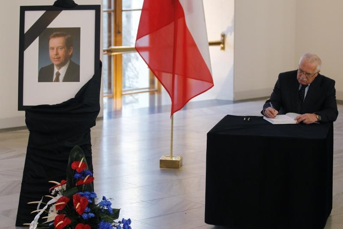 Čekijos gyventojai pasirašo užuojautų knygose