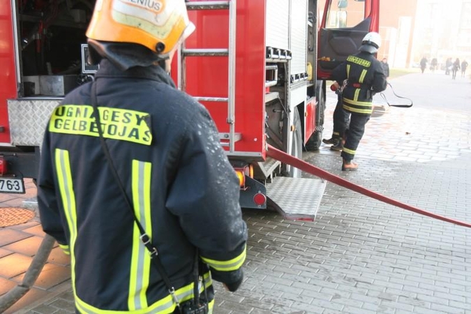Sostinėje užsidegė namo ir katilinės stogas
