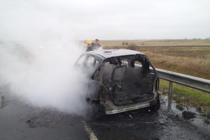 Kelyje Klaipėda – Palanga užsidegė važiuojantis automobilis (foto)