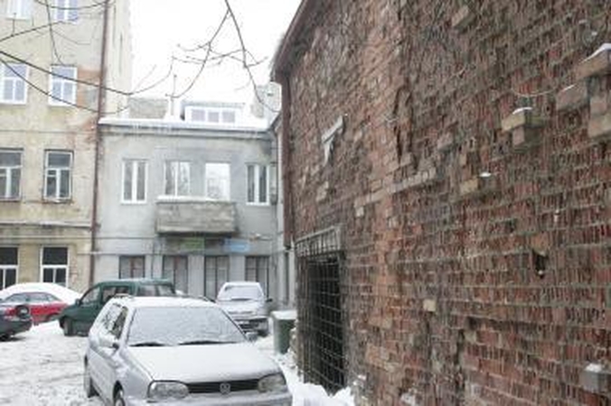 Kęstučio gatvės gyventojai bijo kaimynystėje griūvančio namo