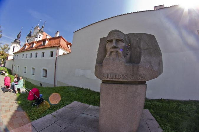 Iš miesto centro neskubama patraukti prieštaringų paminklų