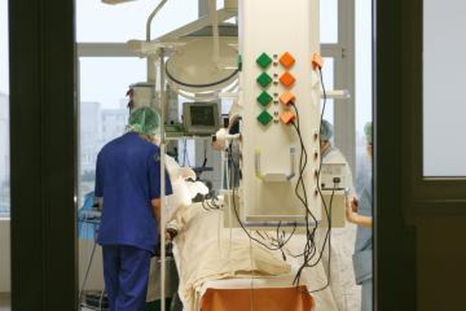 Buvusį Izraelio premjerą A.Sharoną nutarta perkelti iš ligoninės namo, nors jis komos būsenos