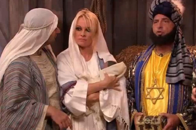 Didžiakrūtė Pamela Anderson tapo Mergele Marija