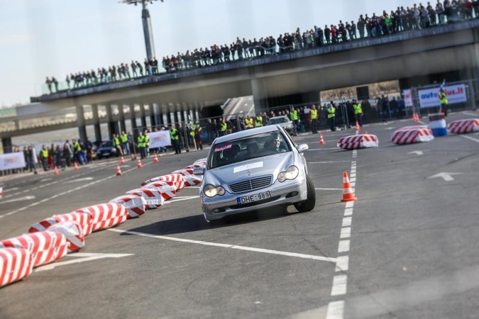 Prie „Žalgirio“ arenos – azartiškos automobilių lenktynės
