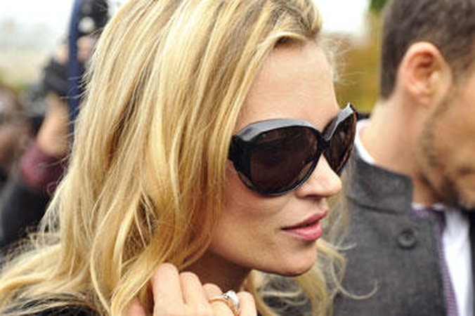 Kate Moss savo vestuvinį apdarą kursis pati