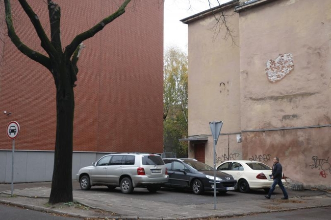 Verslininkai siūlo apmokestinti automobilių stovėjimą visuose kiemuose