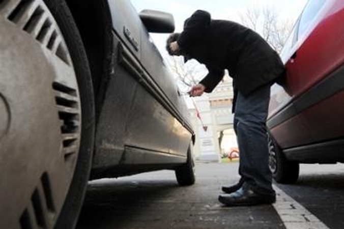 Vilniuje sučiuptas kurą iš automobilio vogęs vyras
