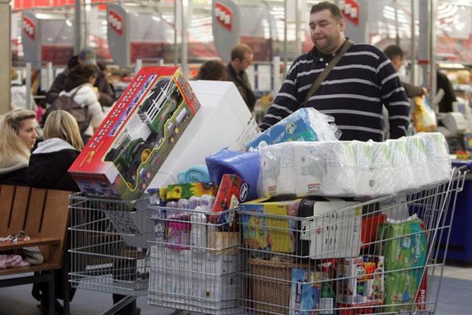 Kalėdinių dovanų krizė baigėsi - žmonės vėl išlaidauja