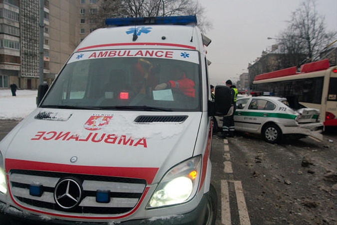 Visureigis taranavo Vilniaus patrulių automobilį, sužalota policininkė