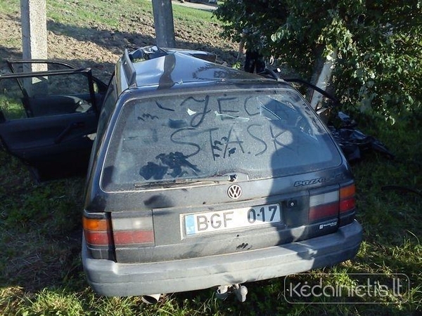 Kėdainių r. automobiliui atsitrenkus į medį ir stulpą žuvo žmogus
