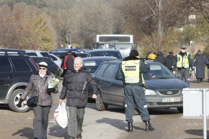 Klaipėdiečiai plūdo lankyti artimųjų kapų