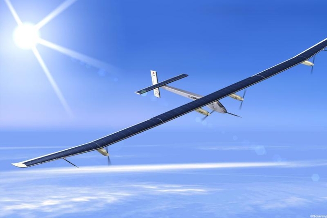 Saulės energija varomas lėktuvas sėkmingai atliko pirmąjį tarptautinį skrydį