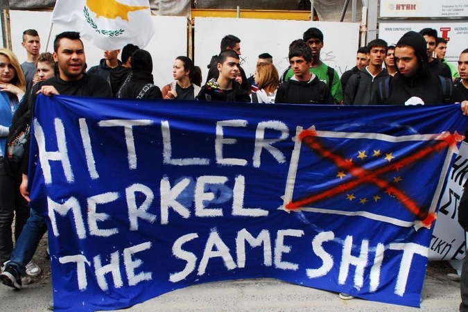 Vokiečiai įsižeidę protestuotojais, A.Merkel vaizduojančiais kaip nacę