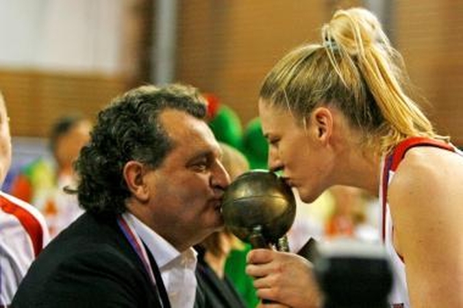 Krepšininkės sprunka iš Š.Kalmanovičiaus valdytos komandos?