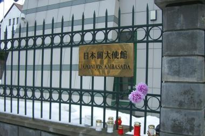 Vilniečiai liūdi prie Japonijos ambasados (papildyta)