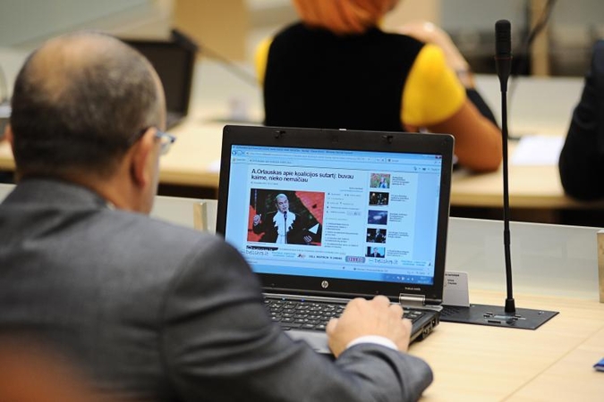 Per posėdį Kauno politikai smaginosi internete ir rūpinosi savo grožiu
