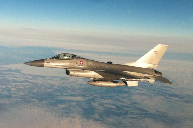 Incidentas: susidūrę su paukščiais, NATO naikintuvai leidosi Taline