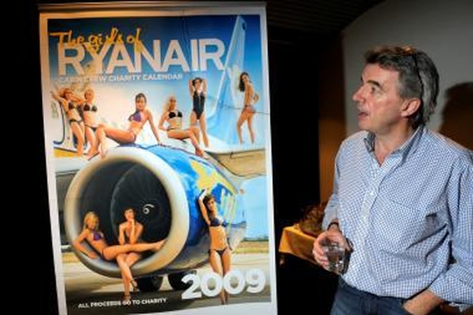 „Ryanair" skrydžių palydovės išsirengė dėl labdaros (video) 