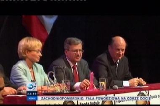 Kandidatą į Lenkijos prezidento postą emigrantai pasitiko dirbtiniu peniu