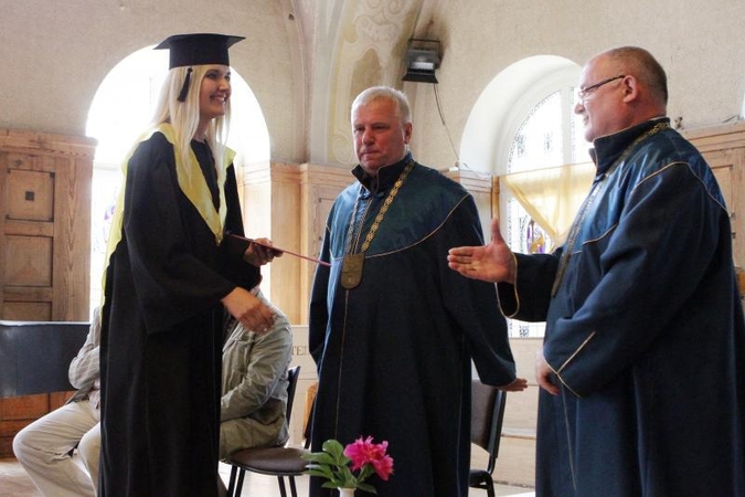 Klaipėdos universitete - diplomų įteikimo iškilmės