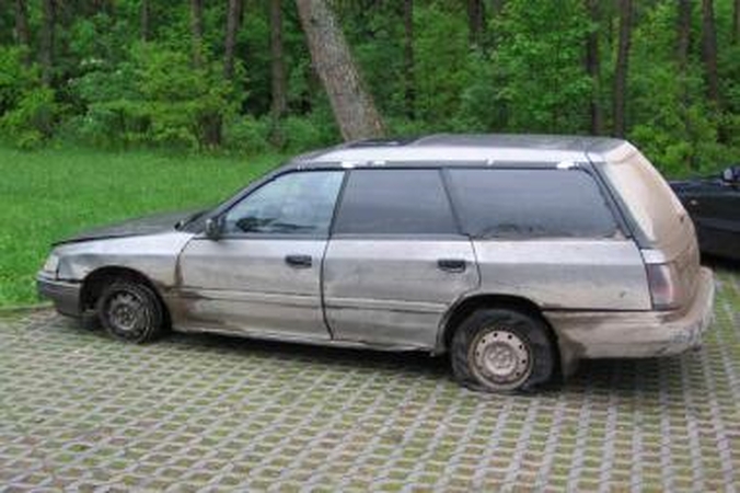 Nuo pasieniečių sprukęs vairuotojas mėgino padegti savo mašiną 