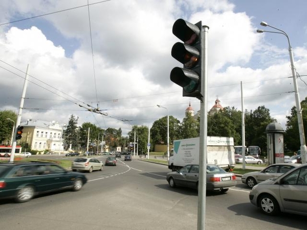 Balandį atsisakyta įregistruoti 33 proc. daugiau transporto priemonių nei kovą