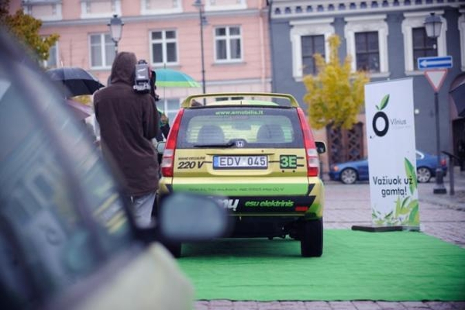 Atidaryta pirmoji elektromobilių įkrovimo stotelė Vilniuje