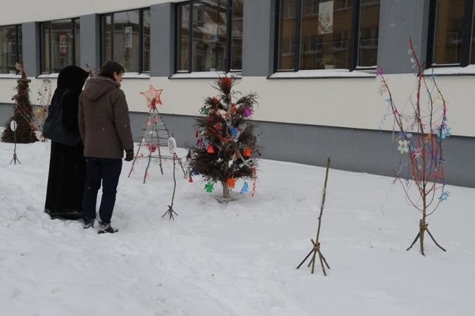 Vilniaus centrą papuošė neįprastos gimnazistų eglutės