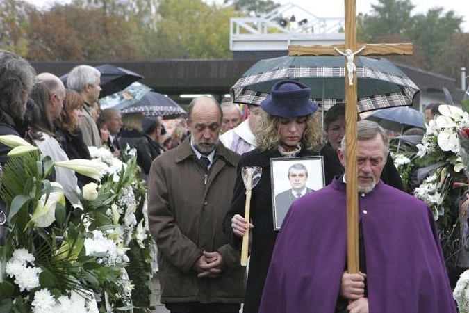 Dėl J.Furmanavičiaus kaltės vyro netekusi našlė negali jam atleisti