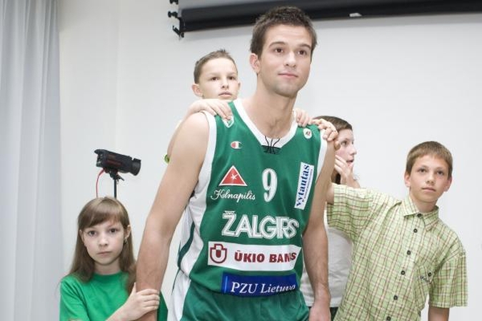 Krepšininkai pozavo nuotraukoms su vaikais