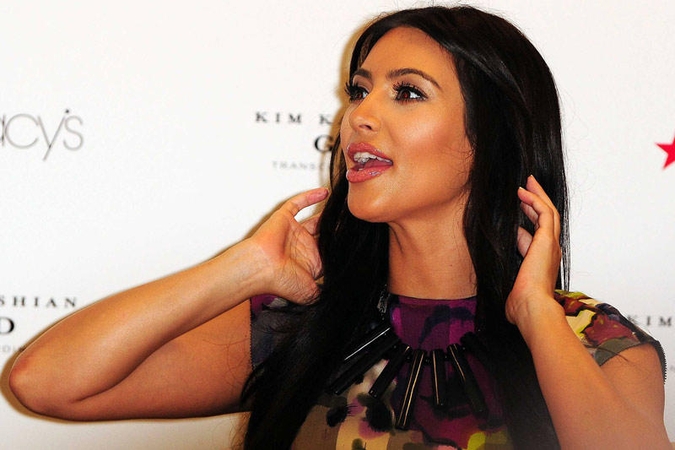 Ant Kim Kardashian rankos suspindo 2 mln. dolerių vertės žiedas