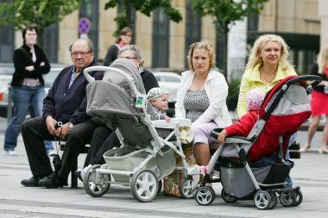 Naujas motinystės pašalpų mažinimo scenarijus: pašalpos mažėtų 10-12 proc., tėvai negalėtų papildomai užsidirbti 