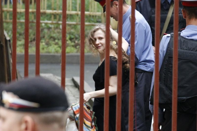 Maskvos teismas „Pussy Riot“ apeliaciją atidėjo iki spalio 10 dienos