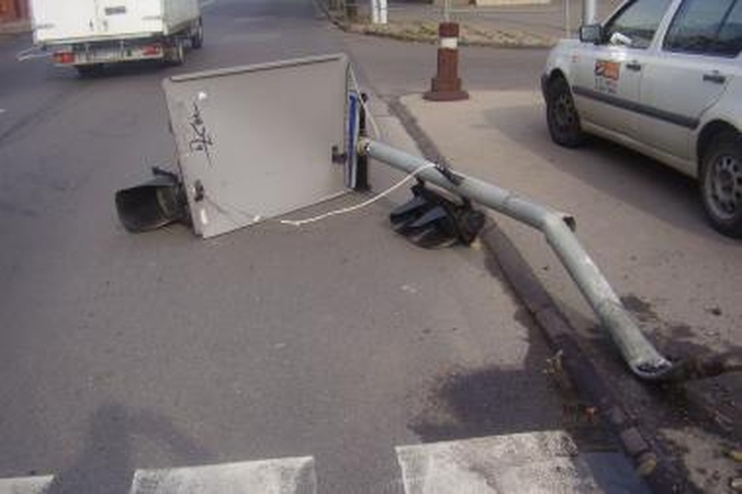 Surastas šviesoforą nudaužęs vairuotojas (papildyta)