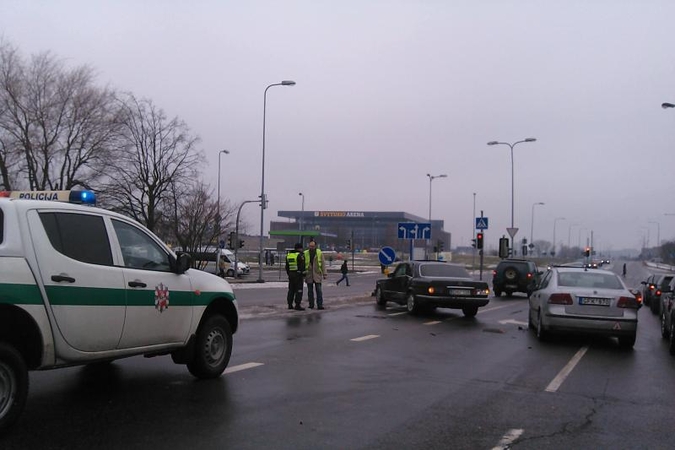 Tris automobilius sudaužęs vairuotojas pabėgo (papildyta)