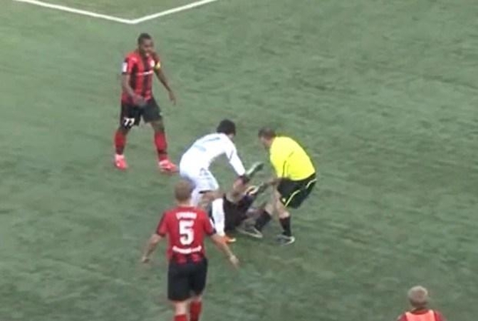 Rusijoje futbolo teisėjas kumščiais ir kojomis talžė žaidėją