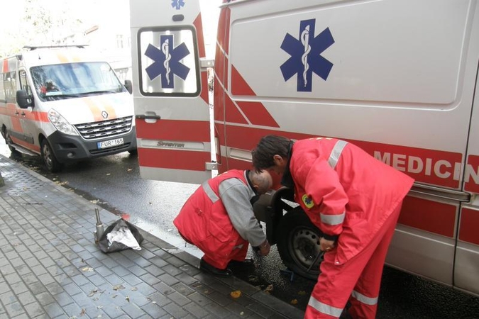 Greičio slopinimo kalneliai laužo greitosios pagalbos automobilius