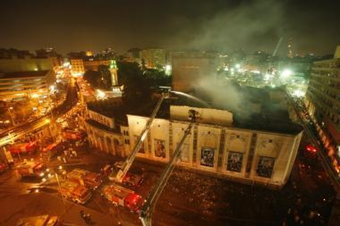 Kaire degė Egipto nacionalinis teatras