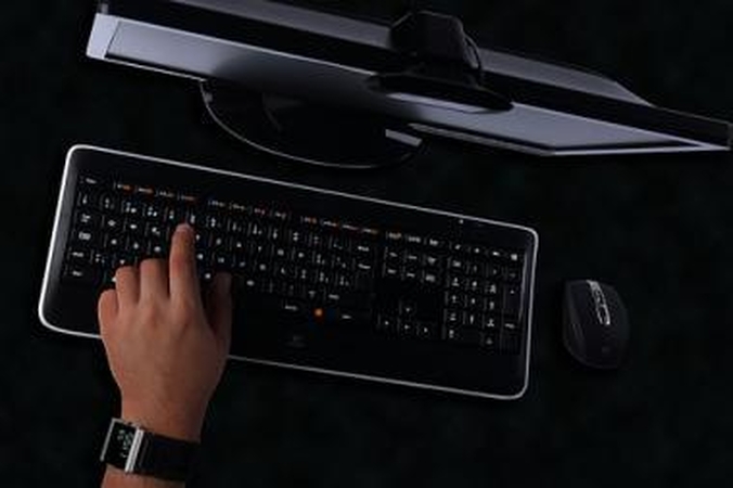 Belaidė „Logitech“ klaviatūra naktiniam gyvenimui