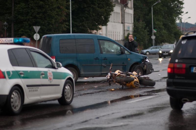 Kaune automobilis partrenkė motociklininką 