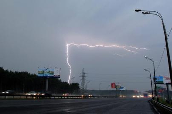 Žaibas trenkė į du jaunuolius, bet jie liko gyvi