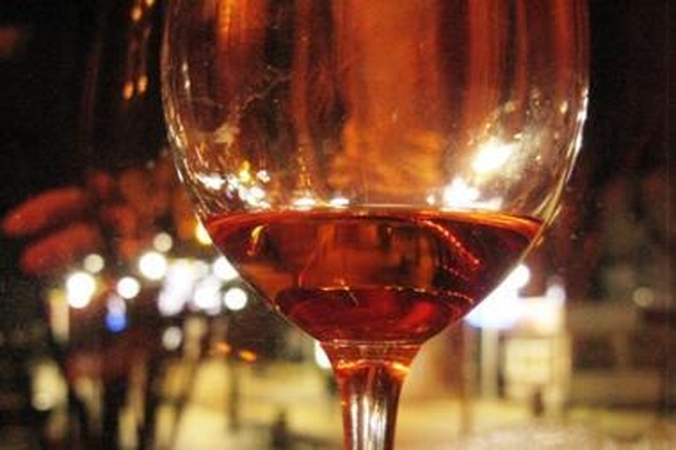 Siūlo mažinti akcizus alkoholiui ir degalams
