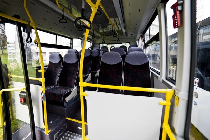 Autobusų vairuotojams uždraus juoktis, valgyti ir kramtyti gumą