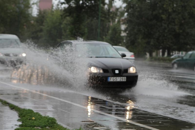 Prapliupus lietui, tvino Klaipėdos gatvės (papildyta)