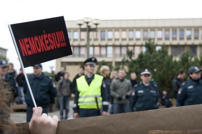Maištaujantys studentai pagrasino už mokslą nemokėti