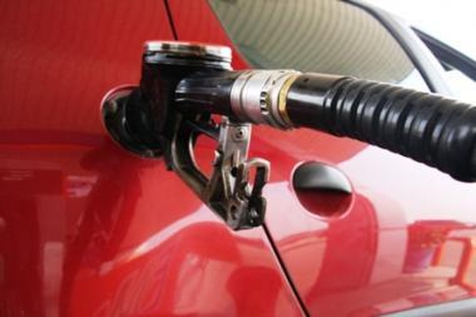 Benzinas ir dyzelinas pabrango, suskystintos dujos kiek atpigo
